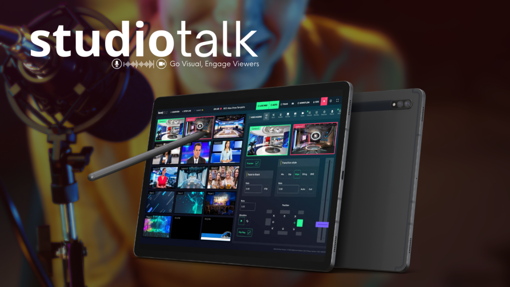 Comme le système de RSI - Arrière-plan de studio radio avec le logo StudioTalk en haut à gauche. Au centre, une tablette affichant l'interface utilisateur de la solution StudioTalk, comme celle utilisée par RSI.