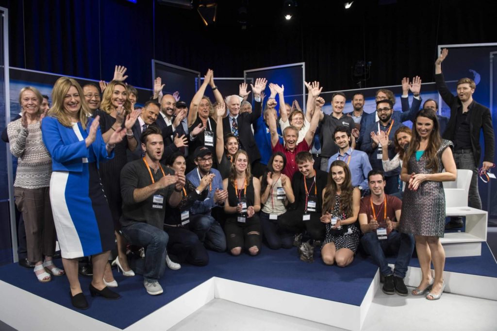 Asteroid Day - photo de groupe avec tous les participants dans le studio de BCE.