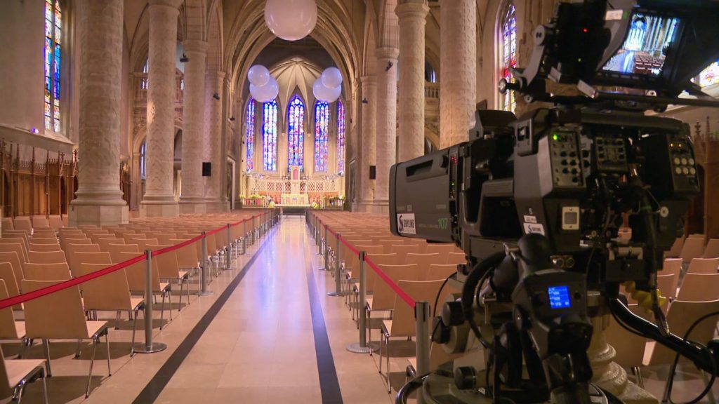 Visite du Pape au Luxembourg : image de la cathédrale Notre-Dame de Luxembourg avec une caméra en place pour capturer l'événement.